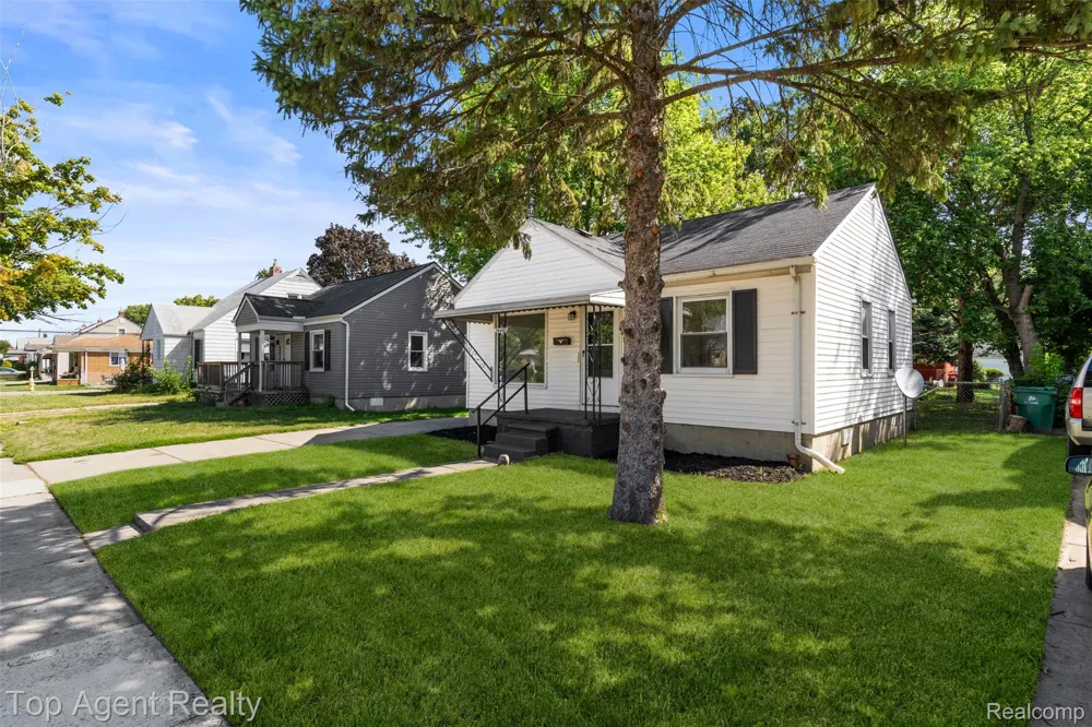 24460 Phlox Avenue Eastpointe City, MI 48021