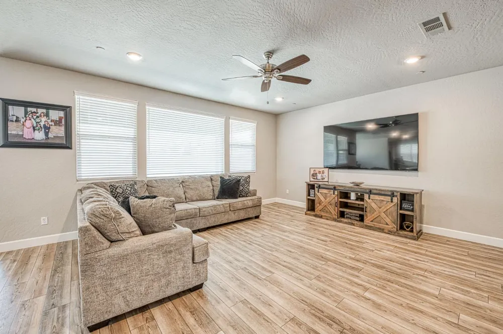 697 Expedition Way Madera, CA 93636
