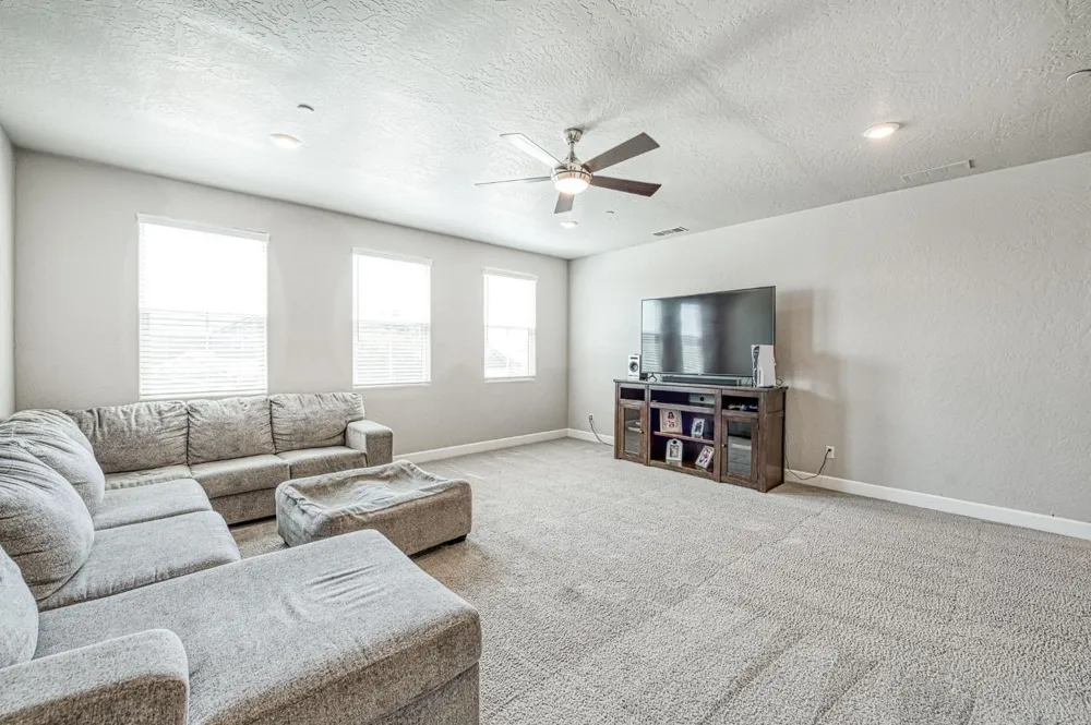 697 Expedition Way Madera, CA 93636