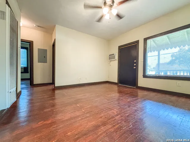124 S KRUEGER AVE New Braunfels, TX 78130