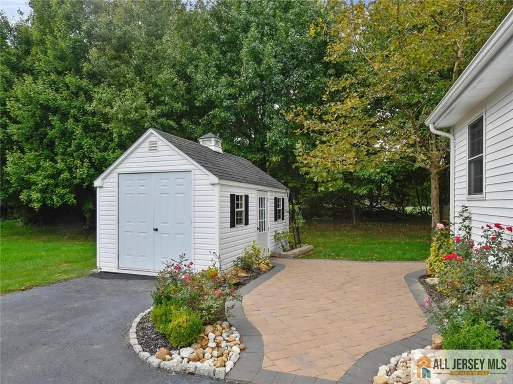 27 Bodine Drive Cranbury, NJ 08512