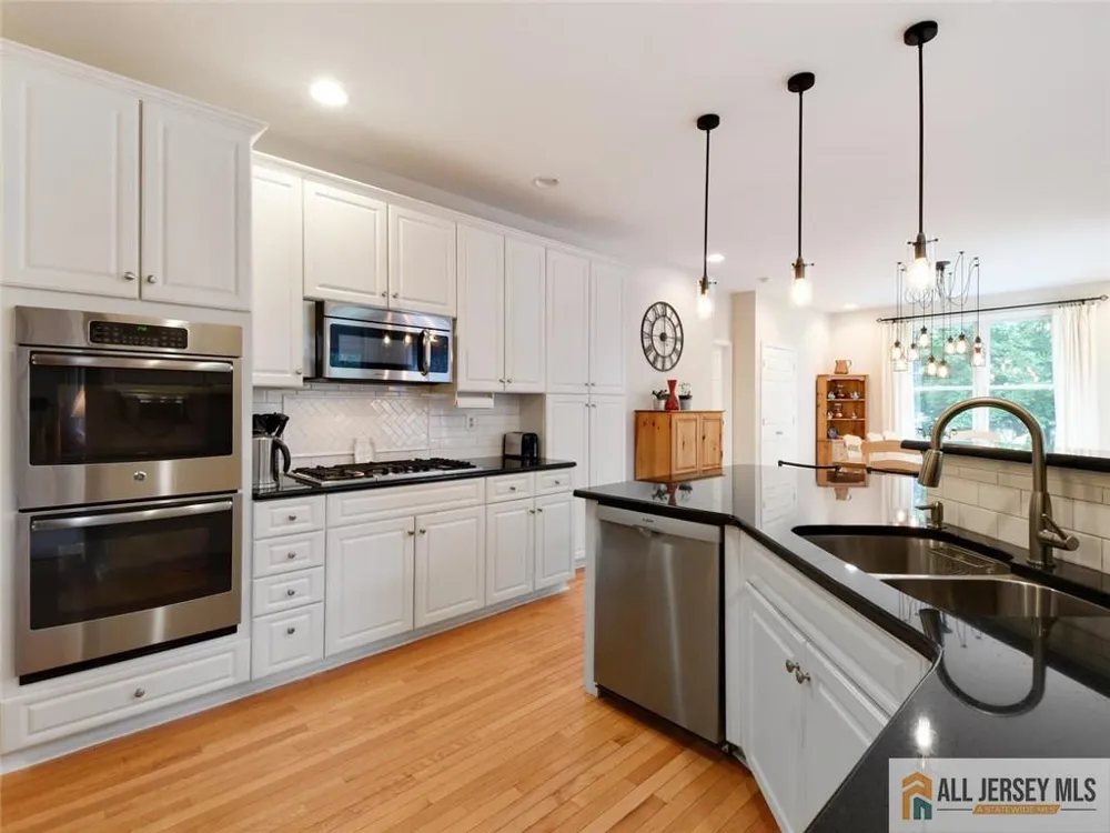27 Bodine Drive Cranbury, NJ 08512