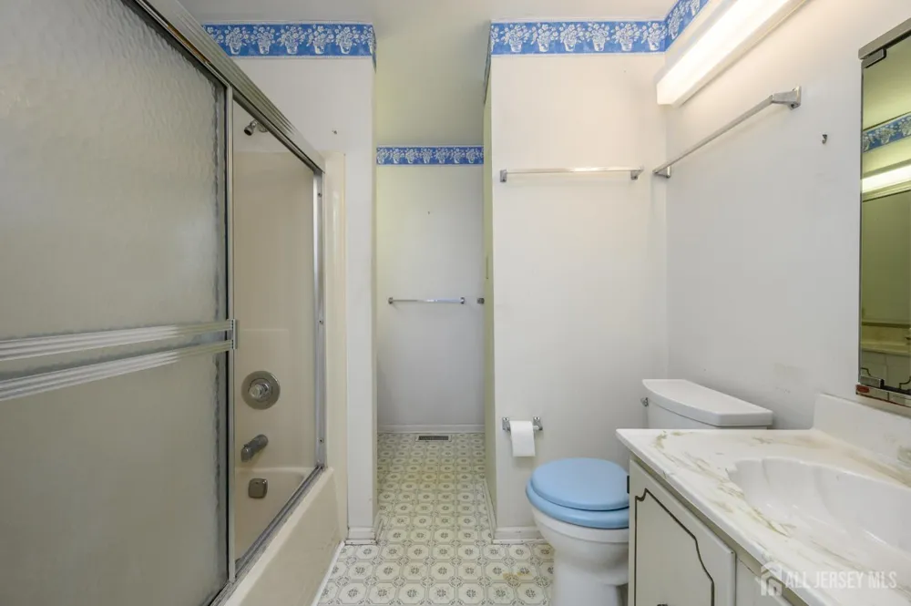 39 River Bank Drive Florence, NJ 08554