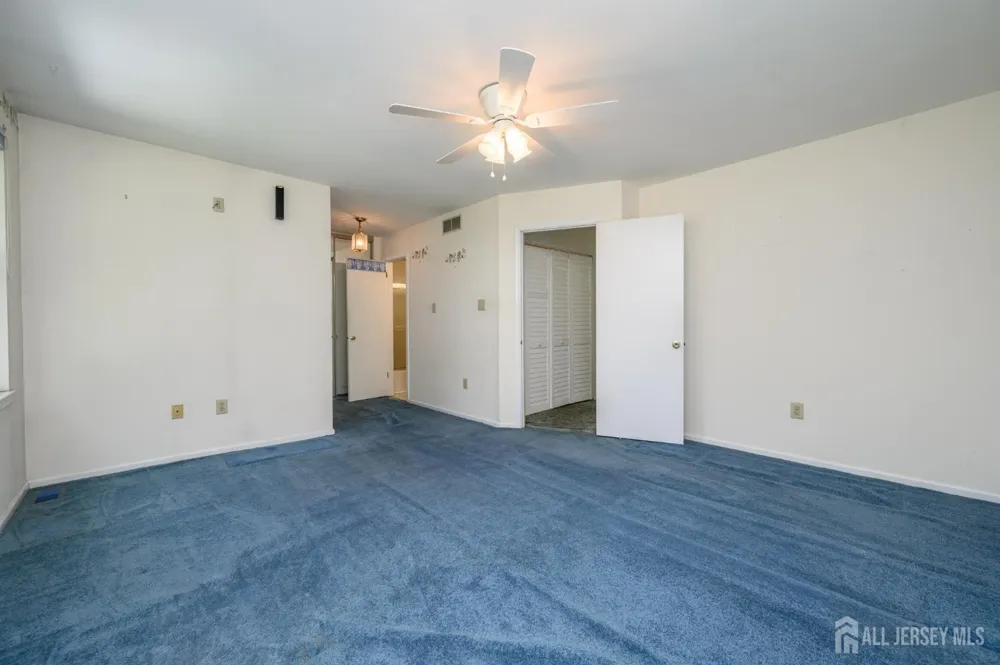 39 River Bank Drive Florence, NJ 08554