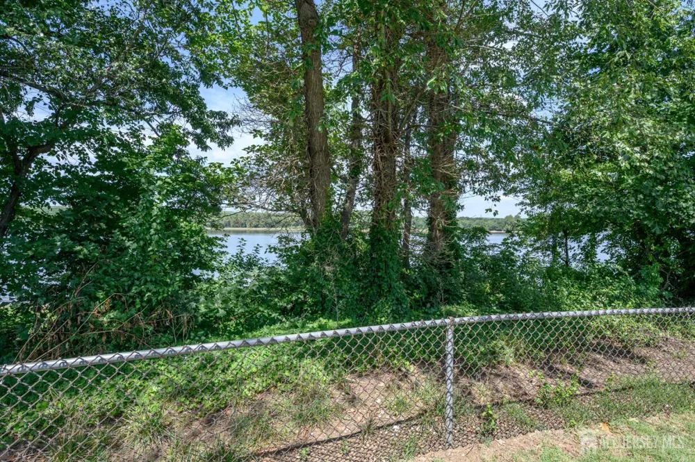 39 River Bank Drive Florence, NJ 08554