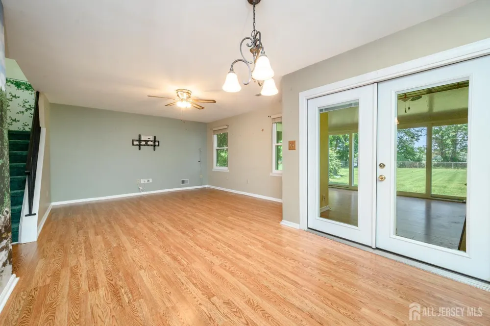 39 River Bank Drive Florence, NJ 08554
