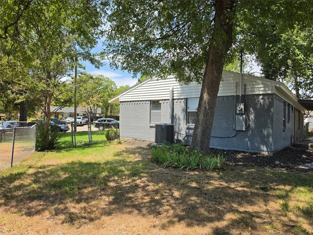 1007 Quincy Circle Garland, TX 75040