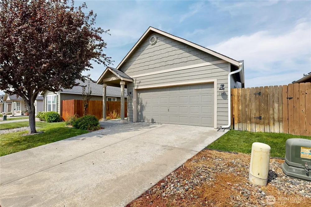 1212 SW Carver Street College Place, WA 99324