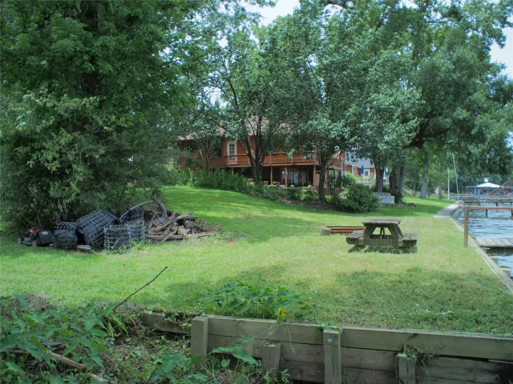 462 Lakefront Drive Onalaska, TX 77360