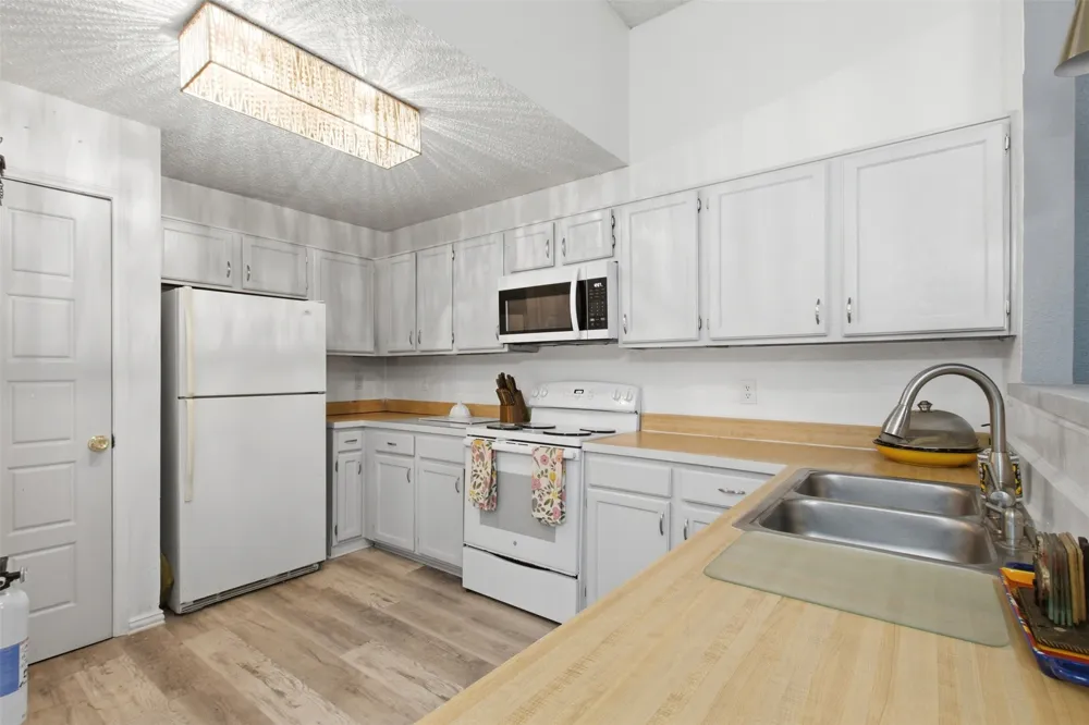 103 Caprock Drive Arlington, TX 76018
