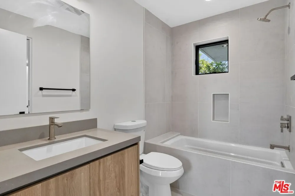 1853 12th Street #H Santa Monica, CA 90404