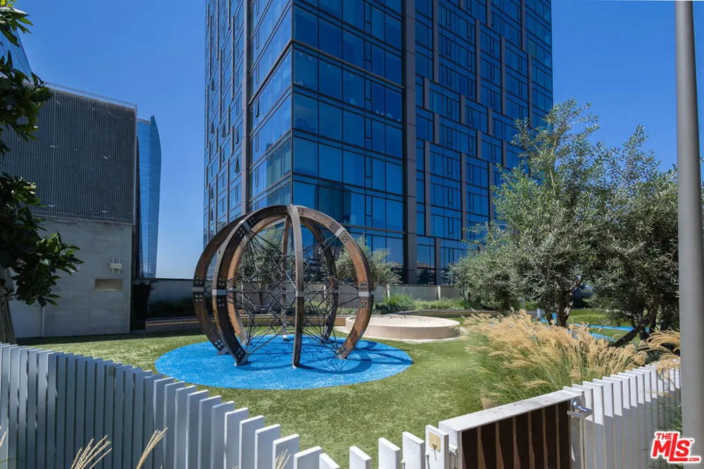 877 Francisco Street #1903 Los Angeles, CA 90017