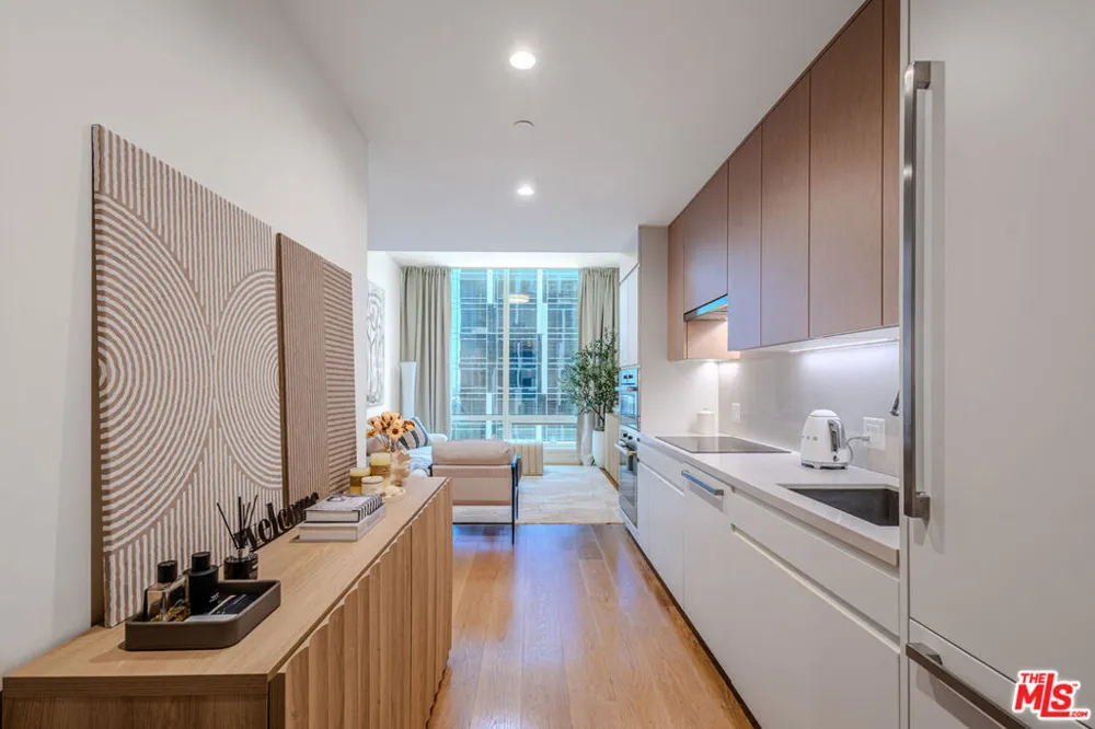 877 Francisco Street #1903 Los Angeles, CA 90017