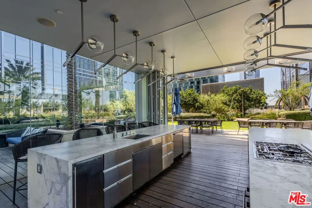 877 Francisco Street #1903 Los Angeles, CA 90017