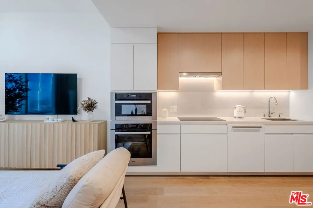 877 Francisco Street #1903 Los Angeles, CA 90017