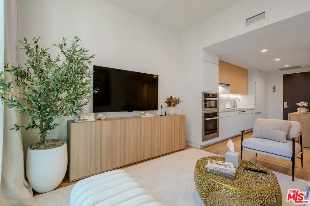 877 Francisco Street #1903 Los Angeles, CA 90017