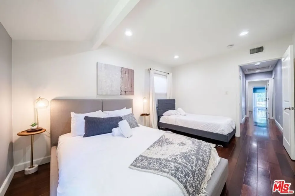4240 Matilija Avenue Sherman Oaks, CA 91423