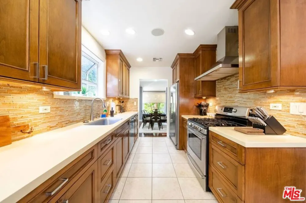 4240 Matilija Avenue Sherman Oaks, CA 91423