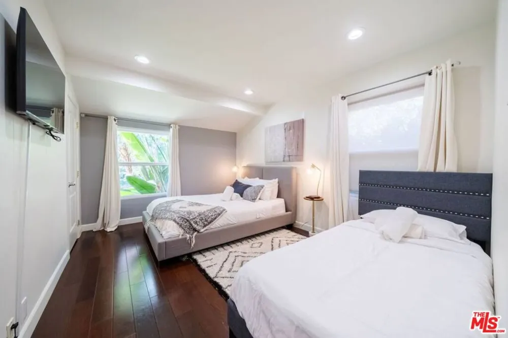 4240 Matilija Avenue Sherman Oaks, CA 91423