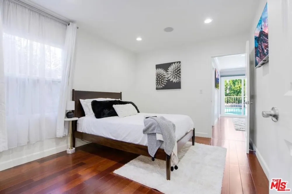 4240 Matilija Avenue Sherman Oaks, CA 91423