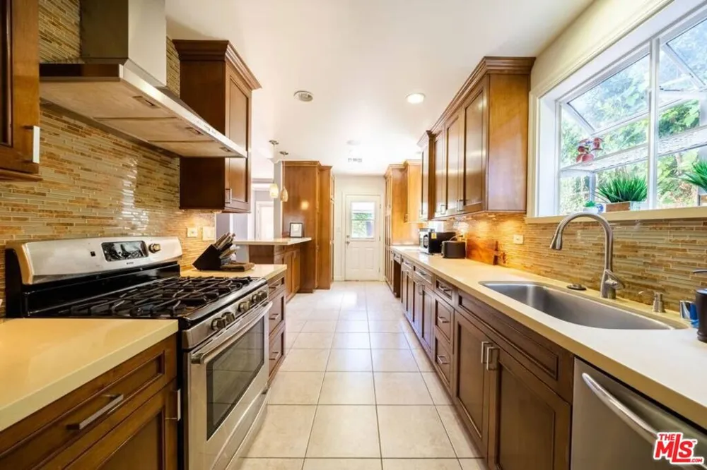 4240 Matilija Avenue Sherman Oaks, CA 91423