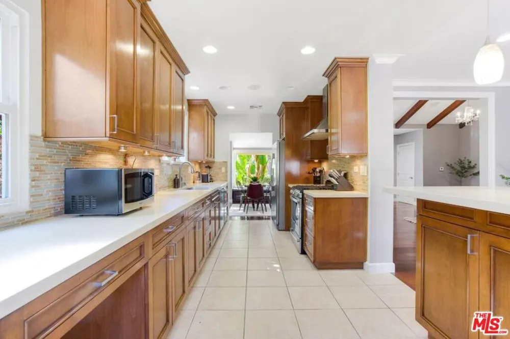 4240 Matilija Avenue Sherman Oaks, CA 91423