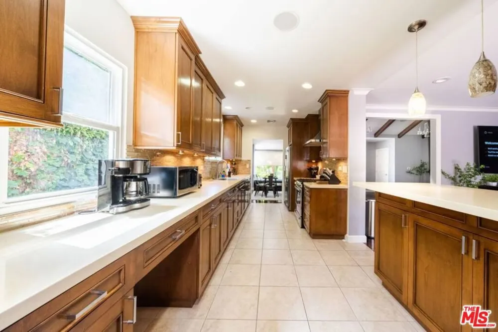 4240 Matilija Avenue Sherman Oaks, CA 91423