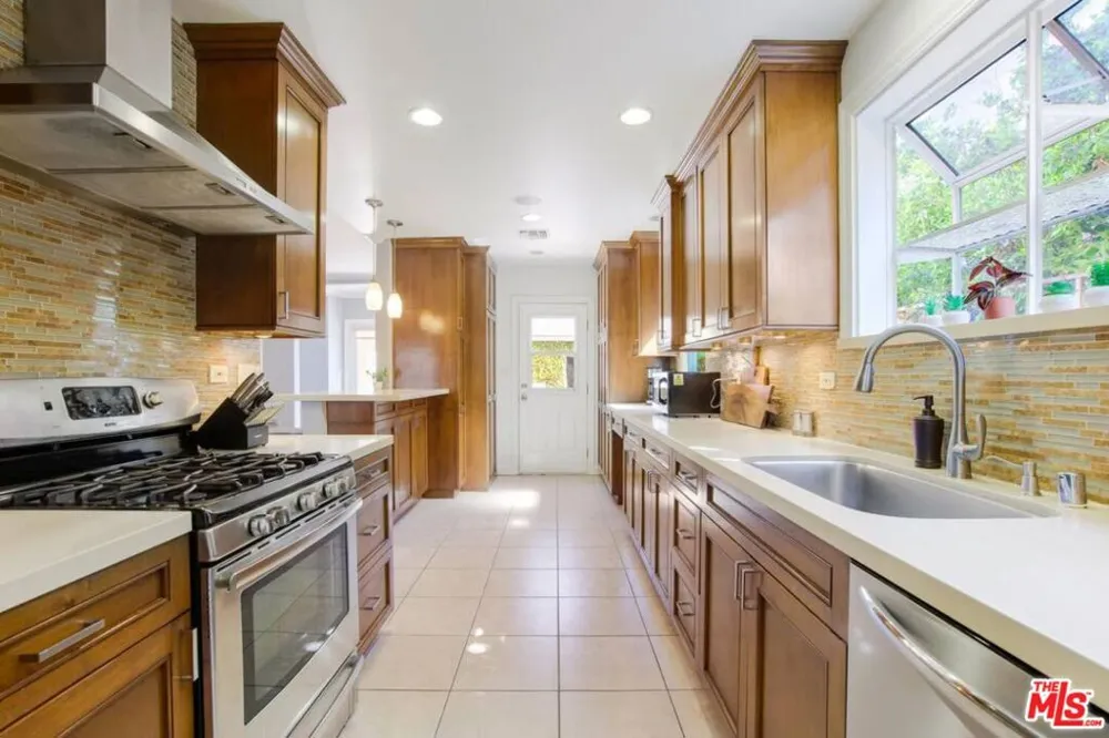 4240 Matilija Avenue Sherman Oaks, CA 91423
