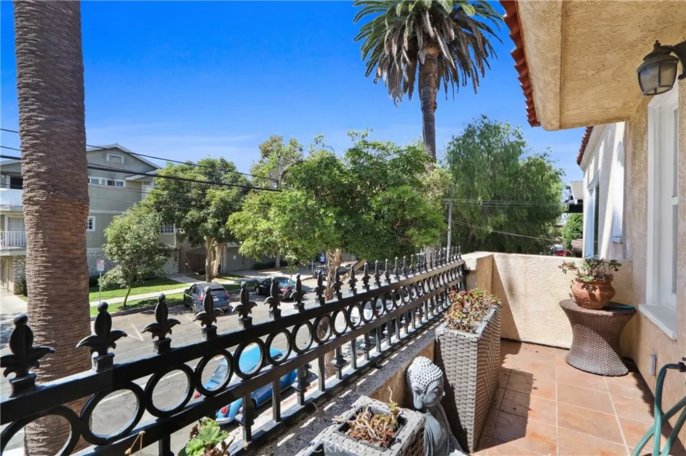 1131 E 2nd Long Beach, CA 90802