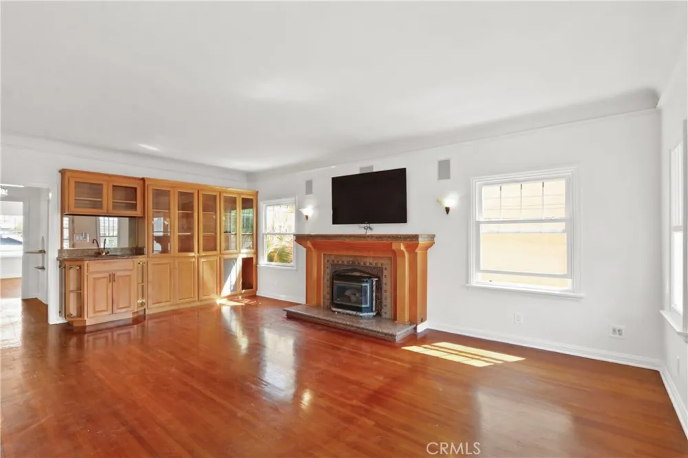 1131 E 2nd Long Beach, CA 90802