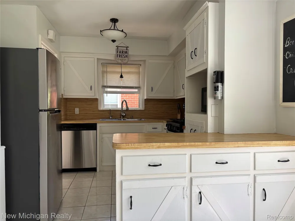 9919 Merriman Livonia City, MI 48083