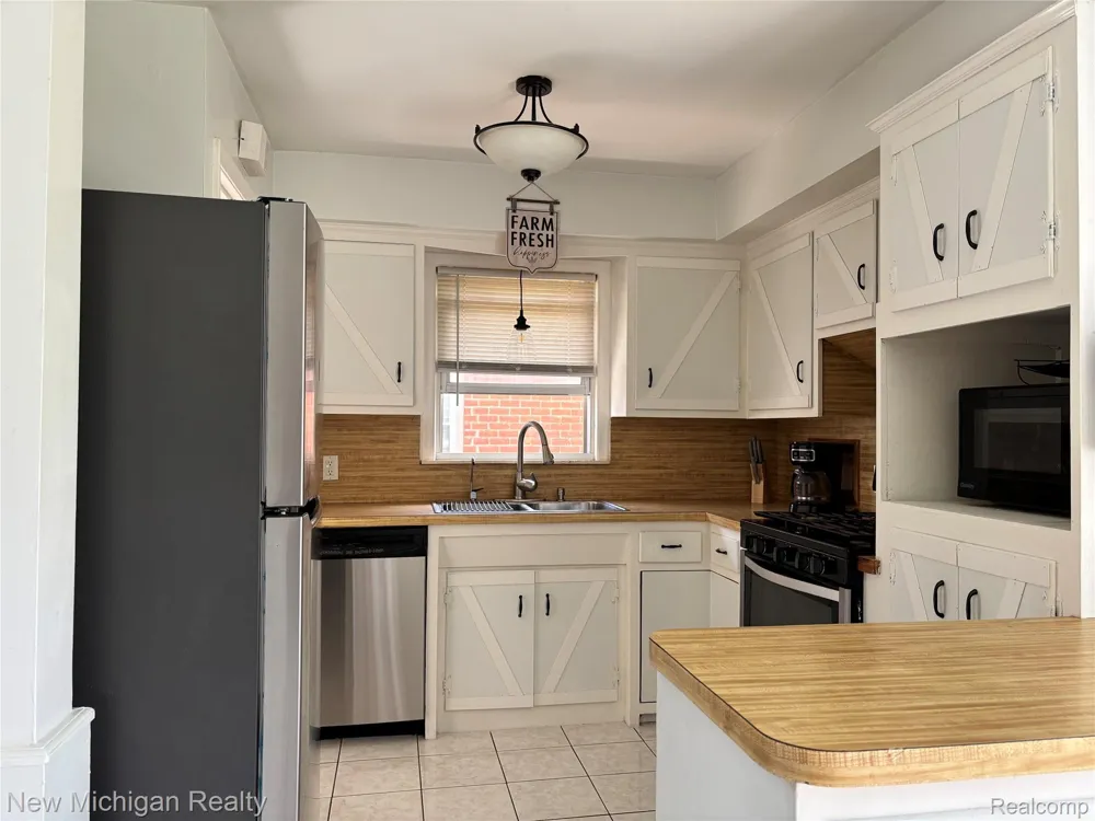 9919 Merriman Livonia City, MI 48083