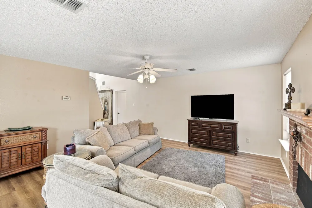 212 Armstrong Drive Cedar Hill, TX 75104