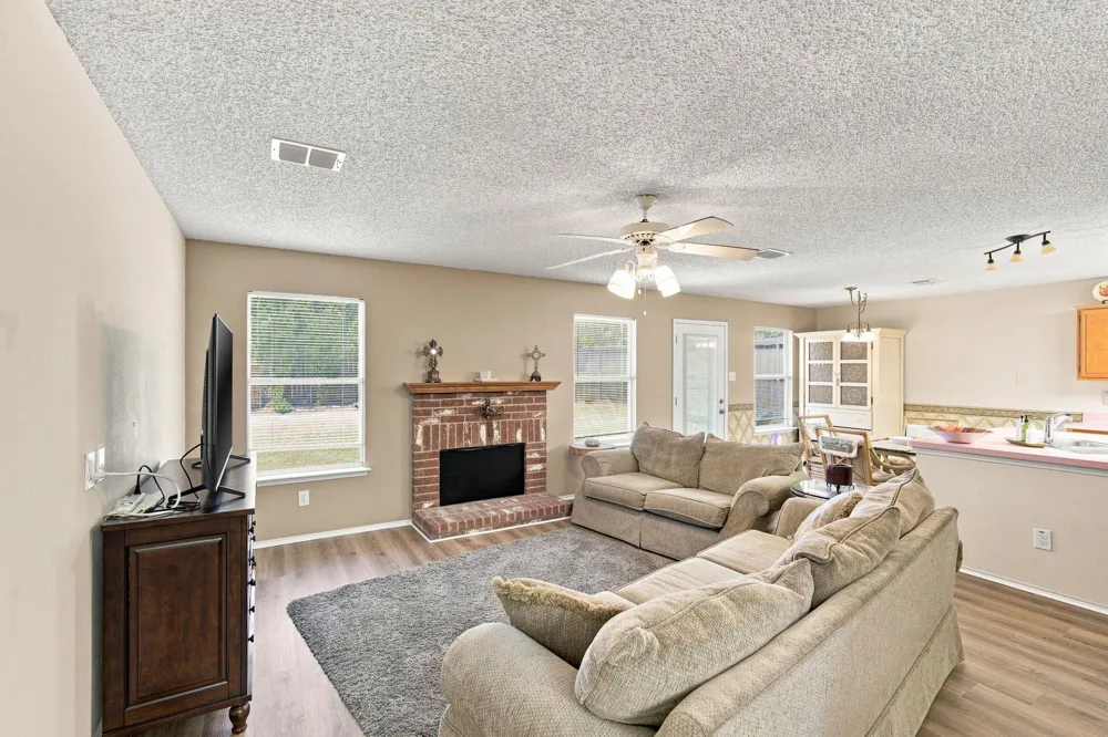 212 Armstrong Drive Cedar Hill, TX 75104