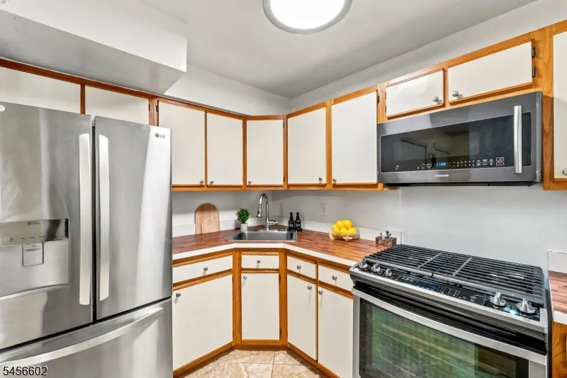 1338 Lavender Ct Mahwah, NJ 07430