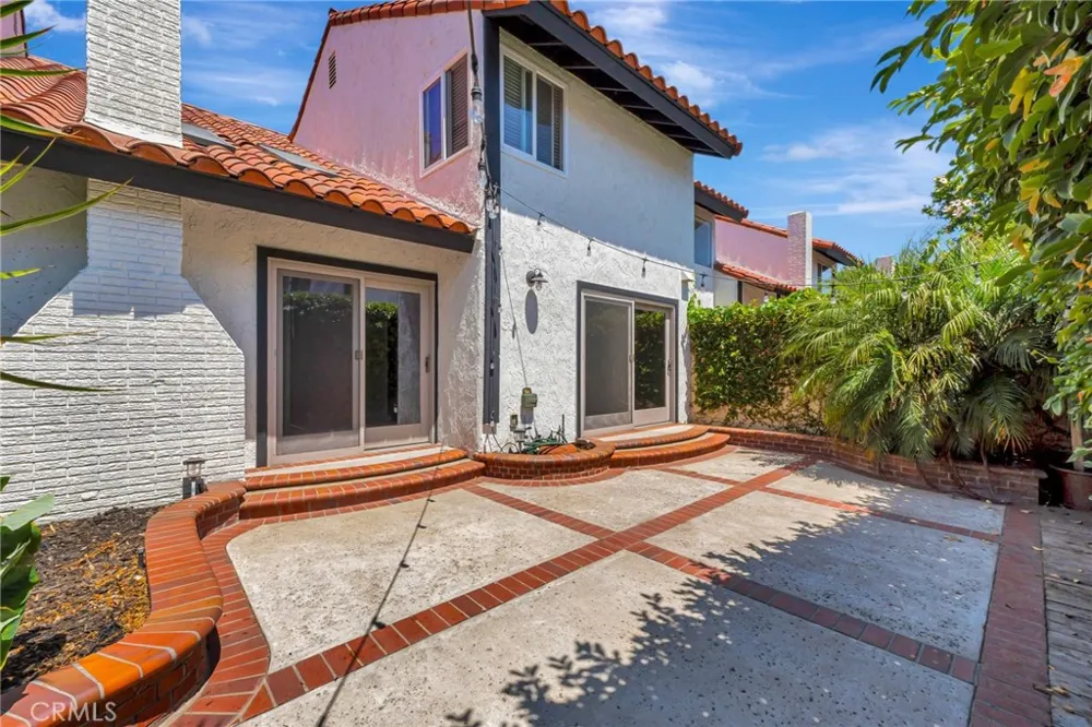 512 Amber Drive Huntington Beach, CA 92648