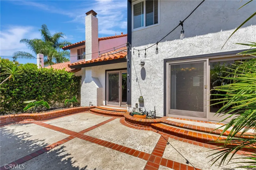 512 Amber Drive Huntington Beach, CA 92648
