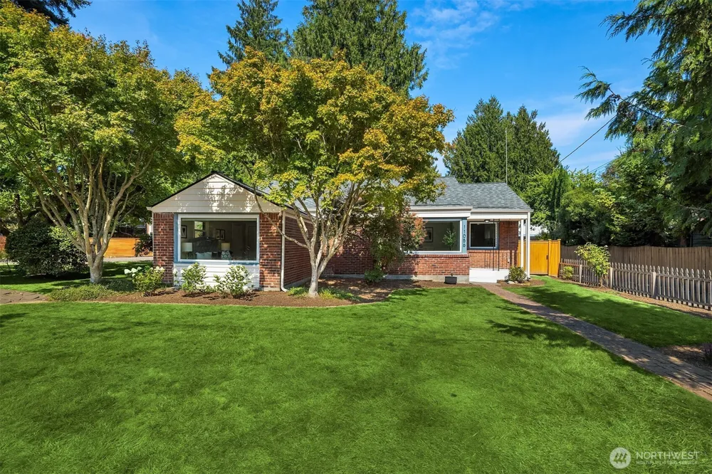 11056 Goodwin Way NE Seattle, WA 98125