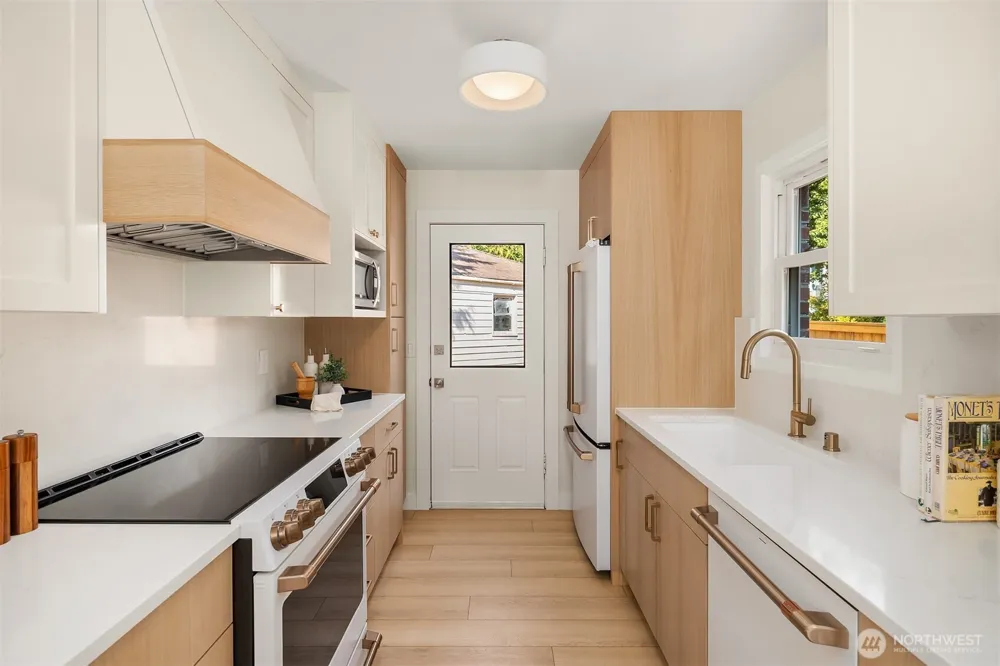 11056 Goodwin Way NE Seattle, WA 98125