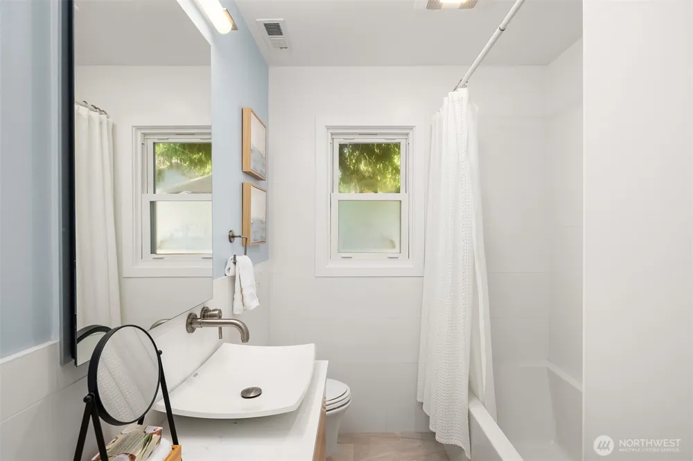 11056 Goodwin Way NE Seattle, WA 98125