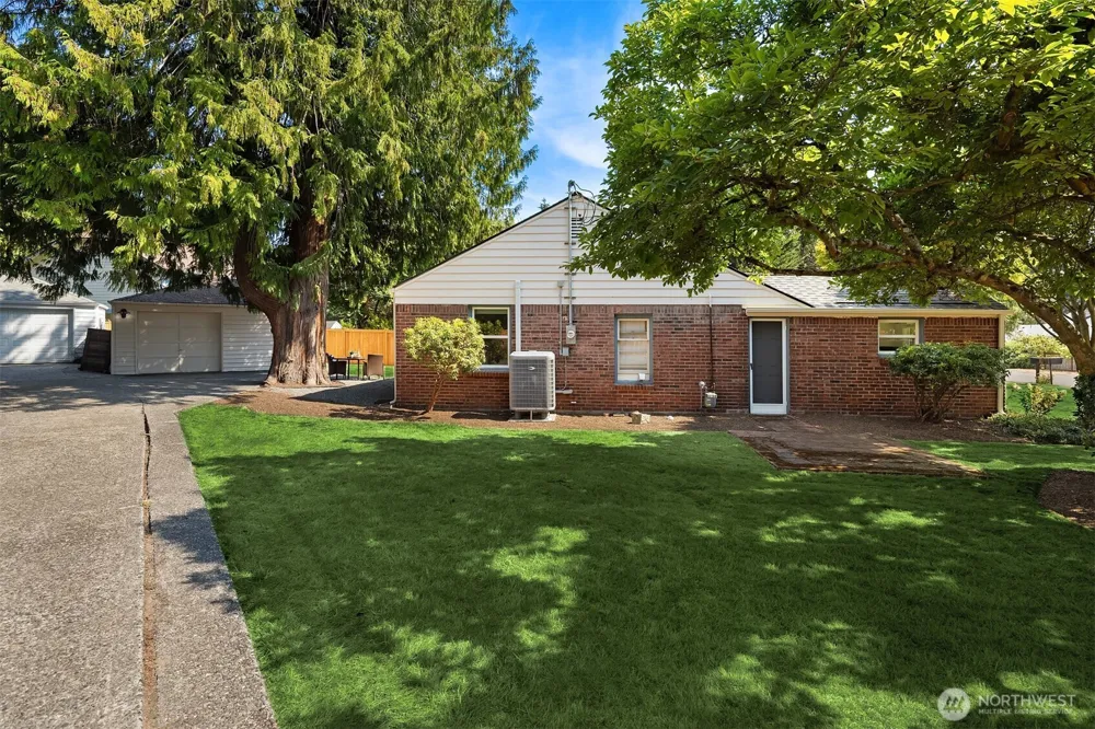 11056 Goodwin Way NE Seattle, WA 98125