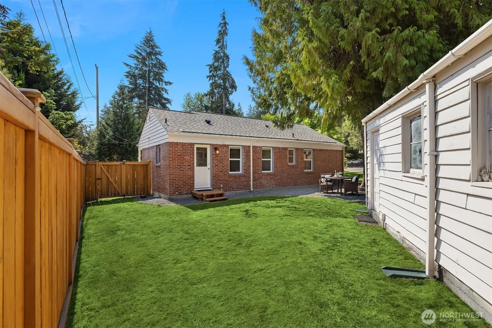 11056 Goodwin Way NE Seattle, WA 98125