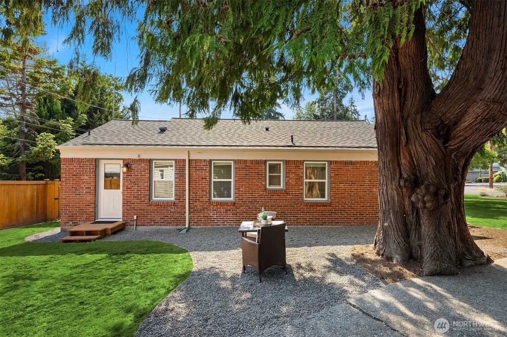 11056 Goodwin Way NE Seattle, WA 98125