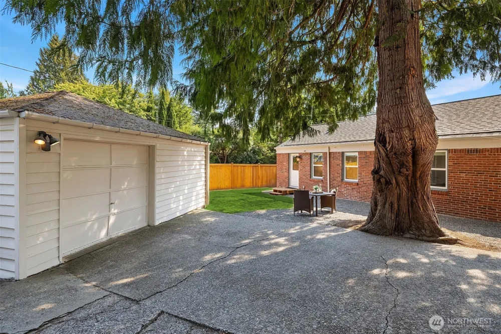 11056 Goodwin Way NE Seattle, WA 98125