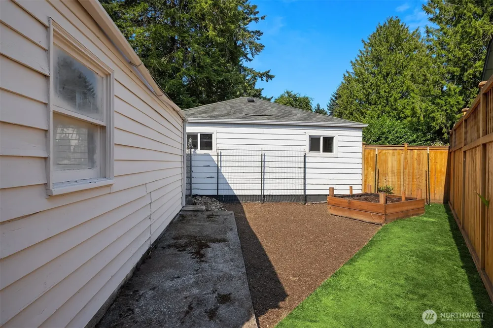 11056 Goodwin Way NE Seattle, WA 98125