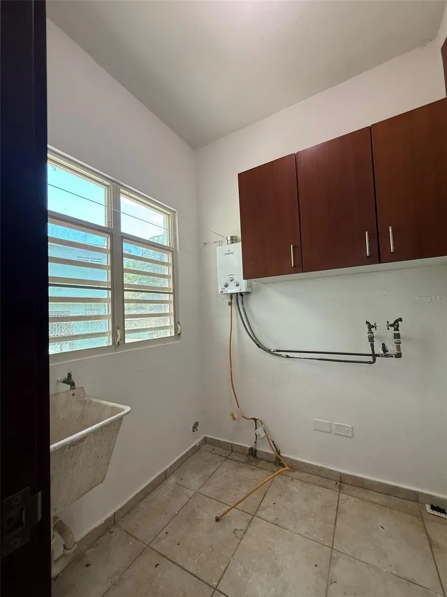 796 BAIROA Caguas, PR 00725