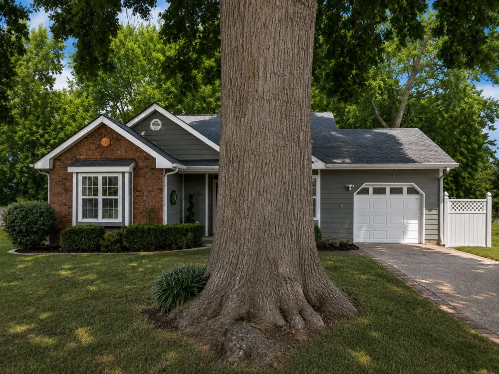 121 Agee Cir E Hendersonville, TN 37075