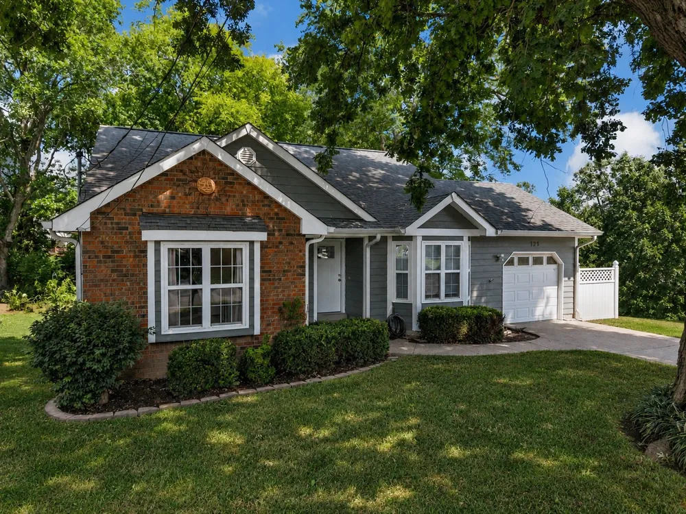 121 Agee Cir E Hendersonville, TN 37075