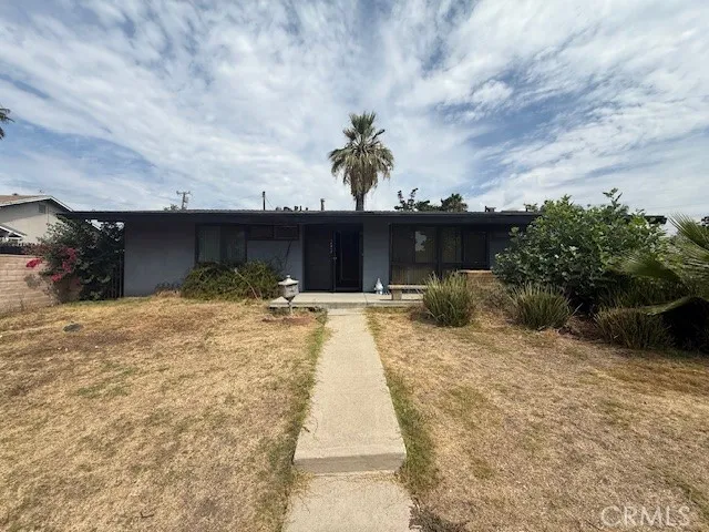 14917 Clymer Los Angeles, CA 91345