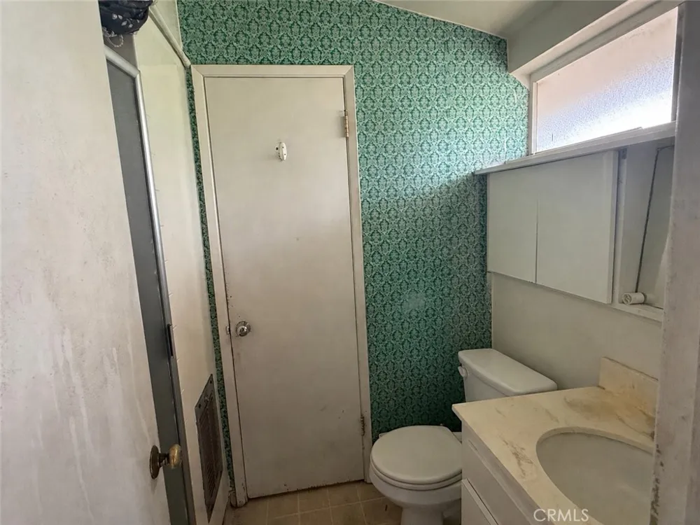 14917 Clymer Los Angeles, CA 91345